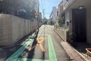 敷地西側の前面道路
