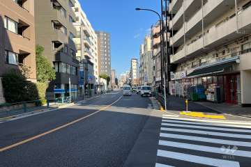 敷地北側の前面道路（西側から）
