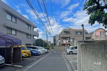 敷地北側の前面道路（東側から）