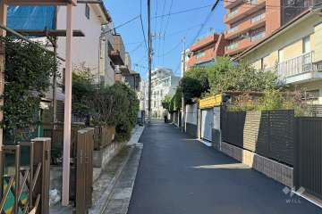 敷地の南側前面道路（東側から）