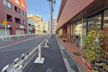 敷地の北側前面道路（西側から）
