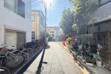 敷地の東側前面道路（北側から）