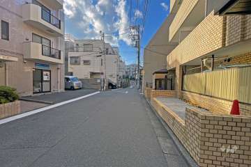 敷地の南側前面道路（東側から）