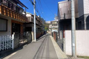 敷地の西側前面道路（南側から）