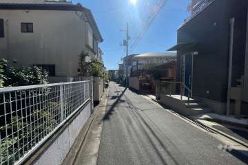 敷地の西側前面道路（北側から）