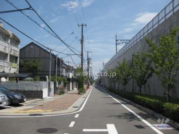 マンション南側にはＪＲ神戸線が通っています。