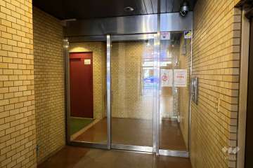 エントランスはオートロック付きです。