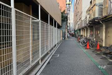 敷地の東側前面道路（南側から）