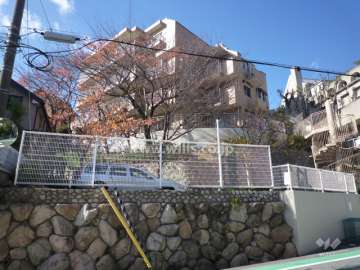 夙川南郷町ハウスの遠景。周辺は閑静な住宅地です。