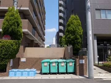 敷地東側にはマンションが立っています。