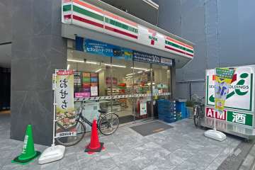 敷地内のコンビニエンスストア