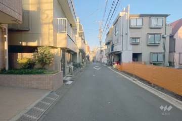 敷地の南側前面道路（西側から）