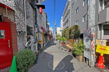 敷地の西側前面道路（南側から）