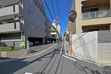敷地の東側前面道路（南側から）