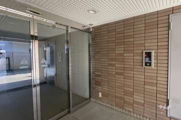 エントランスはオートロック付きです。