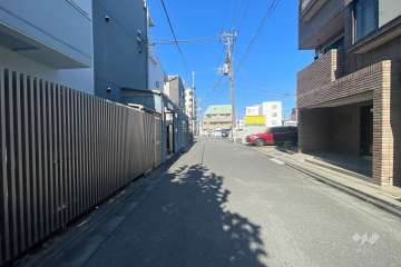 敷地西側の前面道路