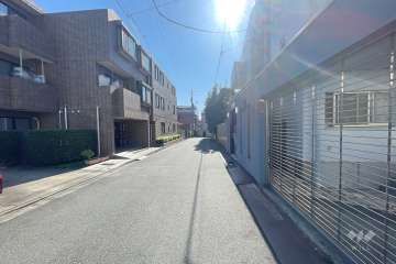 敷地西側の前面道路　