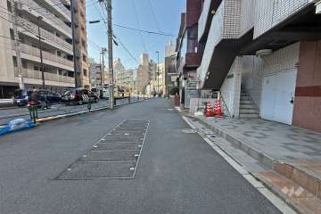 敷地南東側の前面道路（北東側から）