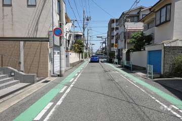 敷地南東側の前面道路（南側から）