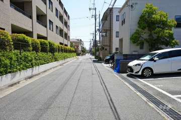 敷地南西側の前面道路（西側から）
