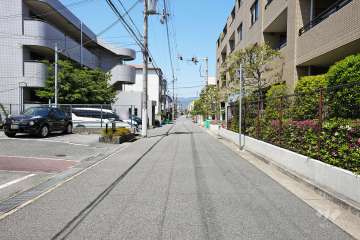敷地南西側の前面道路（東側から）