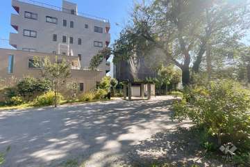 敷地に隣接した『中野区立すみれ公園』