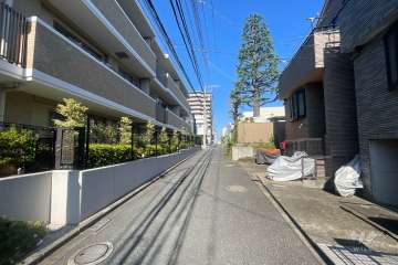 敷地の東側前面道路（南側から）