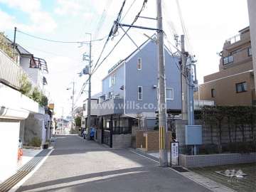 敷地北側の前面道路。周辺は高台の閑静な住宅地です。