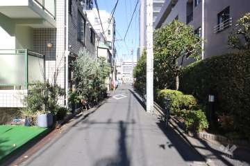 敷地西側の前面道路