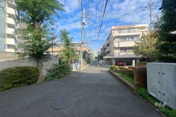 敷地東側の前面道路