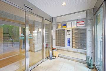 エントランスはオートロック付きです。