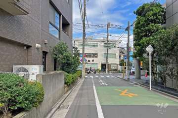 敷地の東側前面道路（南側から）