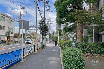 敷地の北側前面道路は早稲田通りです（西側から）。
