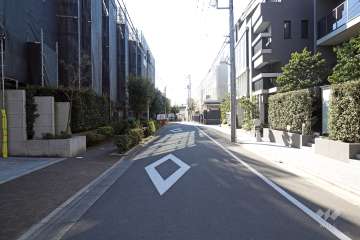 敷地の北西側の前面道路（北東側から）