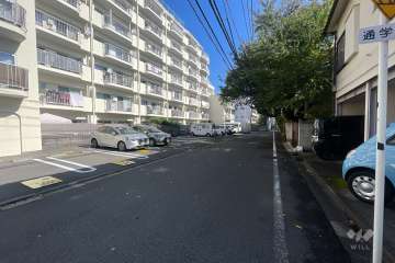 敷地の南側前面道路（西側から）