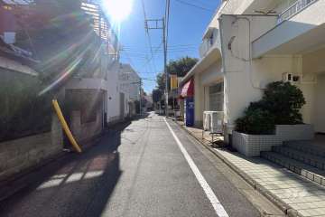 敷地の東側前面道路（北側から）