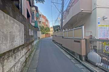 敷地の南側前面道路（東側から）