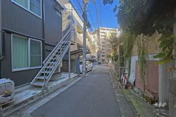 敷地の南側前面道路（西側から）