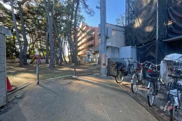 敷地南側の前面道路（東側から）