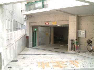 敷地内駐車場の入り口