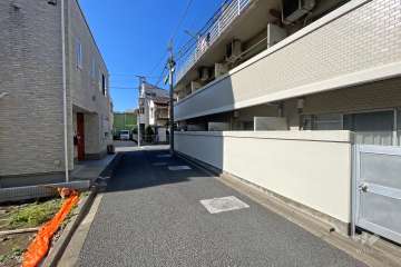 敷地南側の前面道路（東側から）