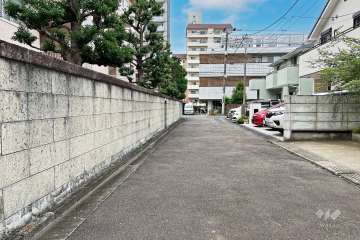 敷地の北東側前面道路（南東側から）