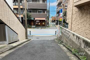 敷地西側の前面道路