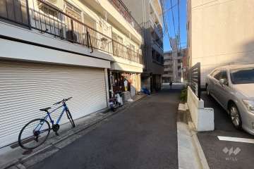 敷地南側の前面道路（西側から）