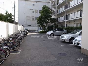 敷地内駐車場（屋外平面式）と駐輪場