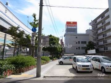 敷地北側には国道43号線、阪神高速が走っていますが、緑地帯、防音壁が設けられています。