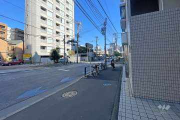 敷地の北側前面道路（西側から）