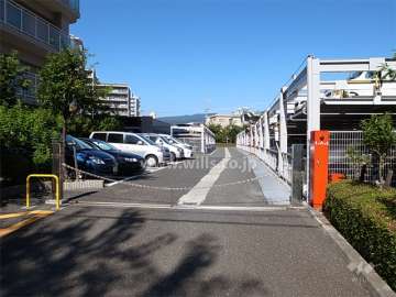 駐車場入り口はロボットゲート付きです。