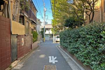 敷地西側の前面道路（南側から）
