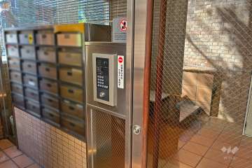 エントランスはオートロック付きです。